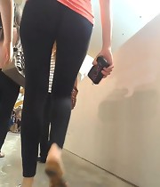 Hot bubble booty nubiles in yoga pants!